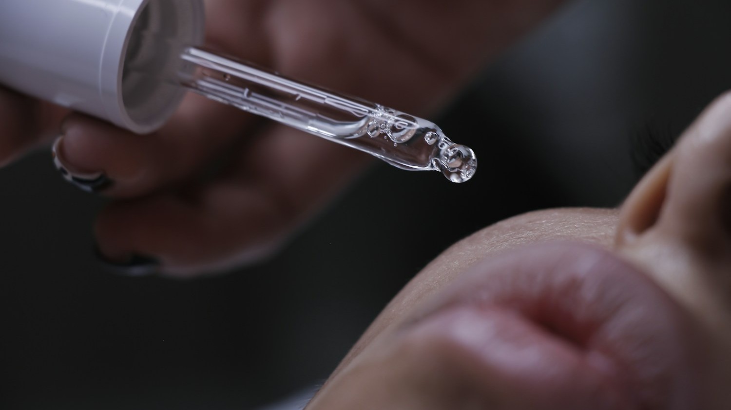 L'arsenal anti-imperfections : acide salicylique vs peroxyde de benzoyle vs rétinoïdes